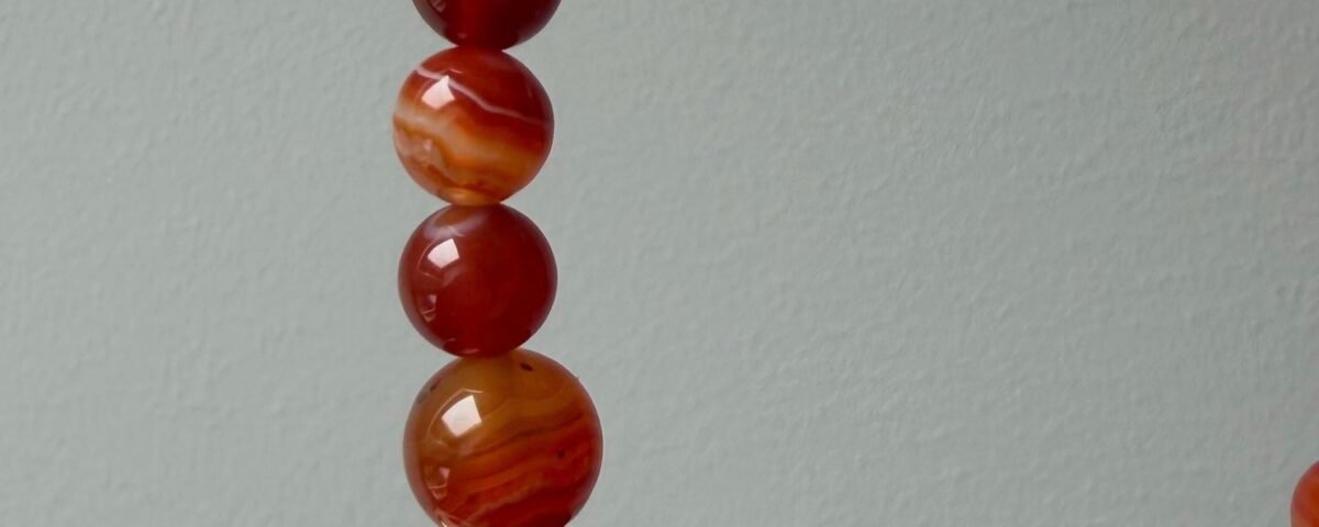 Detalle cuentas rojas rosario Sagrado Corazon artesanal Espana