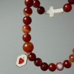 Detalle cuentas rojas rosario Sagrado Corazon artesanal Espana
