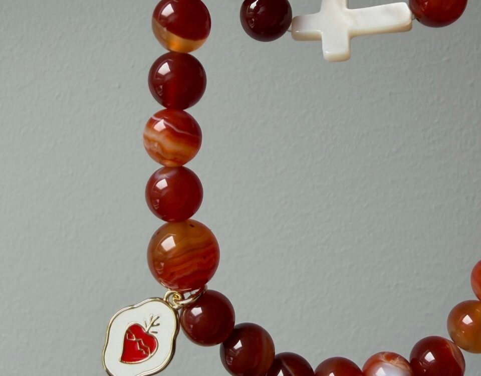 Detalle cuentas rojas rosario Sagrado Corazon artesanal Espana