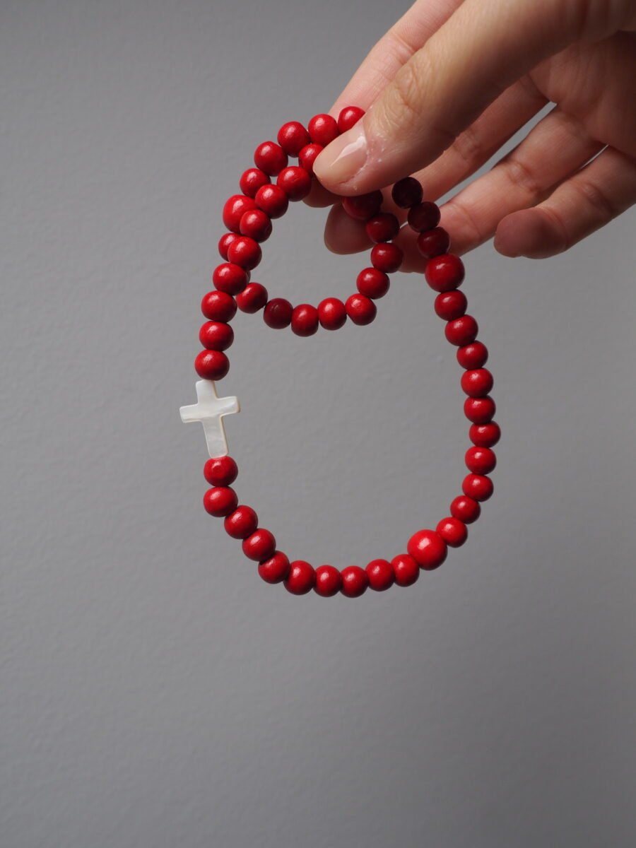 Rosario San Carlo Acutis madera tintada rojo con cruz de nacar